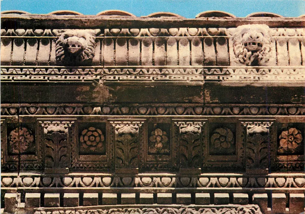 Nîmes (Gard) — Maison Carrée, détail de la corniche et du chéneau — Éditions d'Art Veronese, Paris - Recto