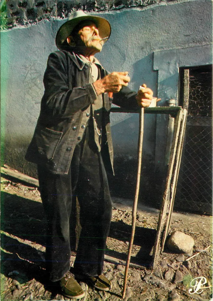 Homem idoso fumando um cigarro — diante de uma parede azul — Prestige Limousin B7-P31 - Frente