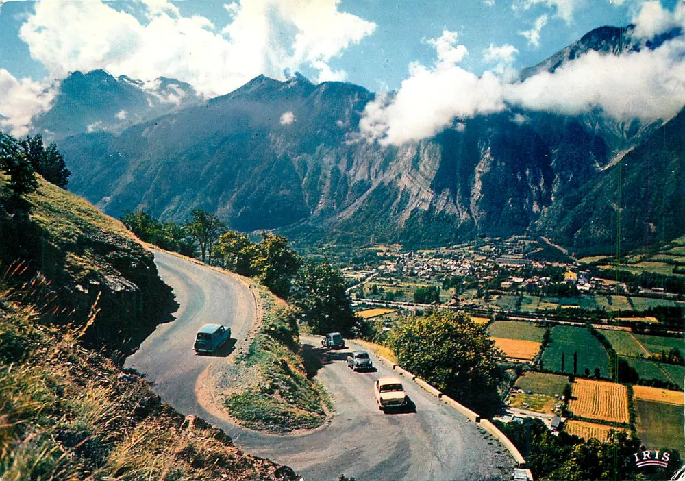 Bourg d'Oisans e a estrada da Alpe d'Huez — editor IRIS - Frente