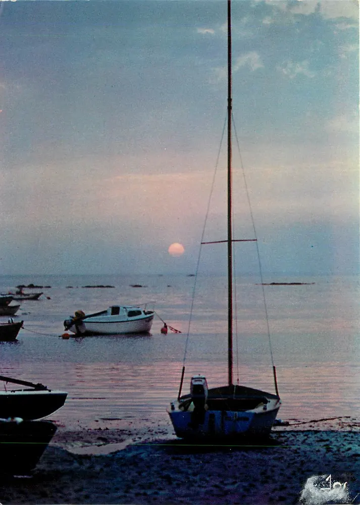 Coucher de soleil sur la plage — bateaux au repos — Imprimée en France, B.V. 6015 - Recto