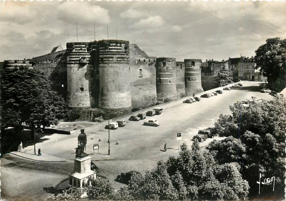 Angers — Place do Castelo com muralhas e monumento — Fron - Frente