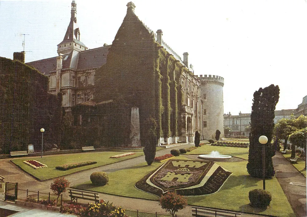 Angoulême — O Hotel de Ville — Edição L'Angouleme MARCOU - Frente