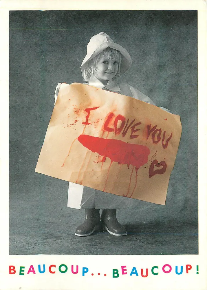 Criança em traje de chuva — 'I LOVE YOU' com efeito sangue — edição Gros Calins - Frente
