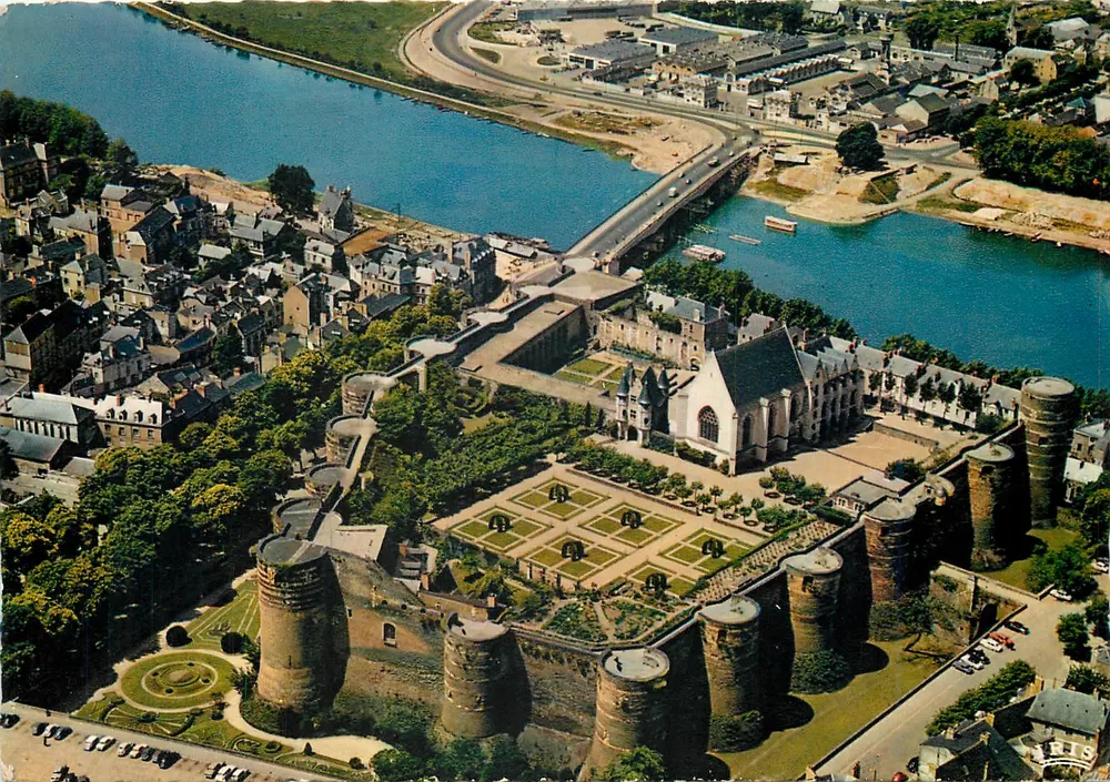 Angers — O Castelo (visão aérea) — LUMICAP - Frente
