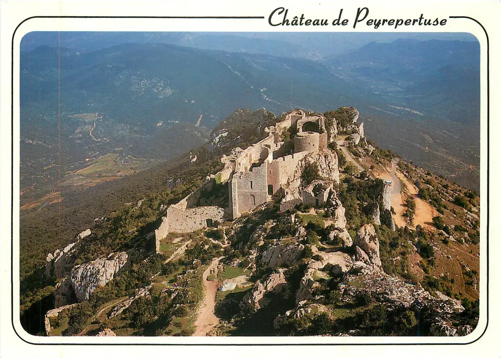 Castelo de Peyrepertuse — vista aérea — S.A. Cartes Postales A.P.A.-POUX, série 11-57 - Frente