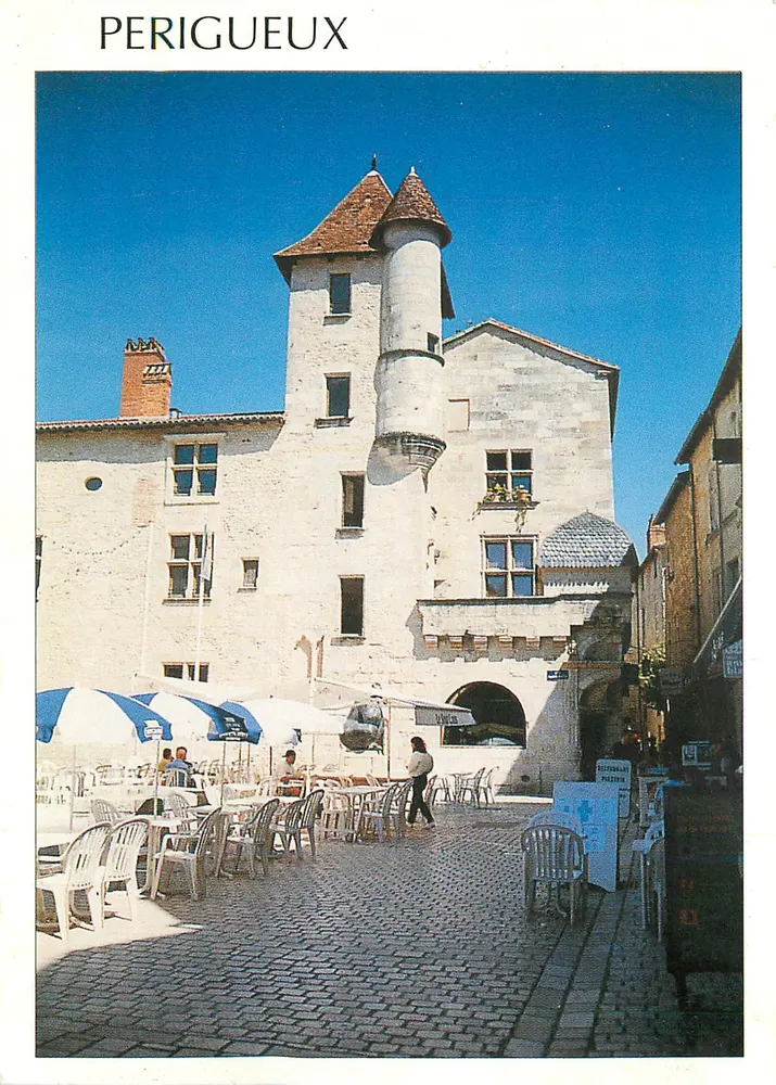 Périgueux — Place du Château avec tour médiévale — COMPA Carte Postale n°243371 - Recto