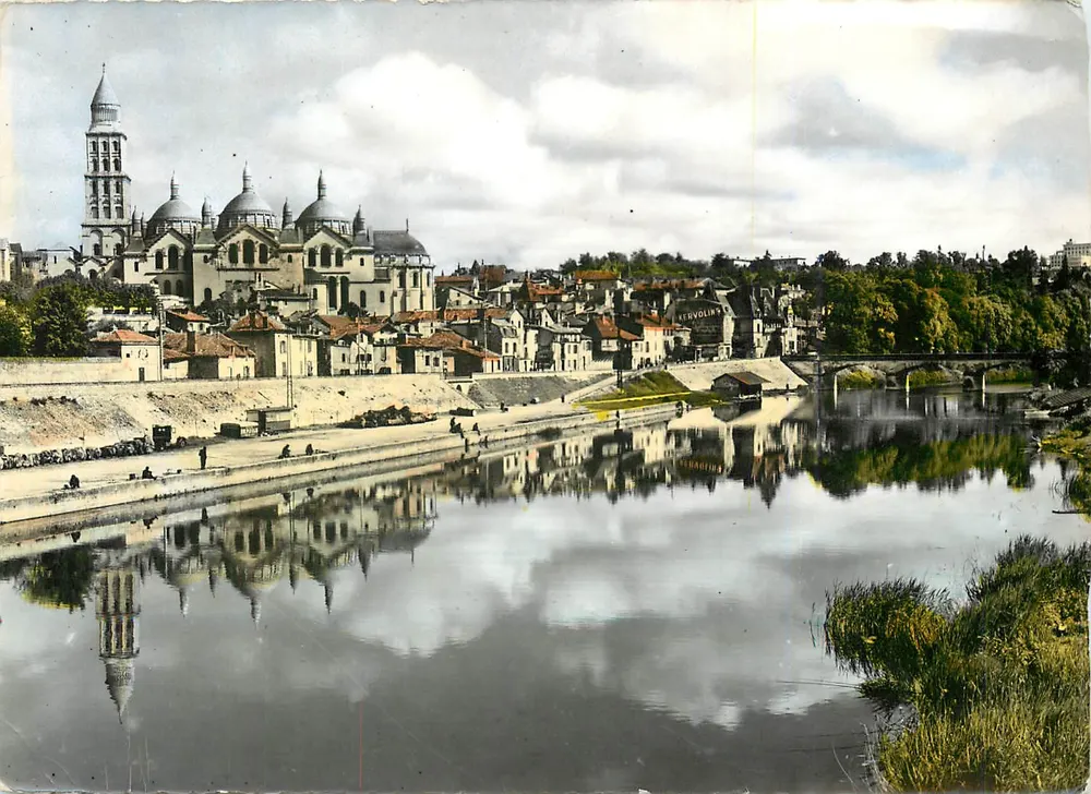 Périgueux — Catedral Saint-Front e vista sobre a Vézère — editor La Cité, n° 233 - Frente