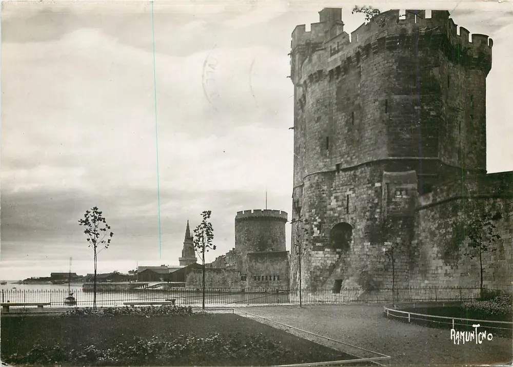 La Rochelle — Fine Remains of the 14th and 15th Century Fortifications — Éditions Artistiques Raymonde Bergevin - Vorderseite