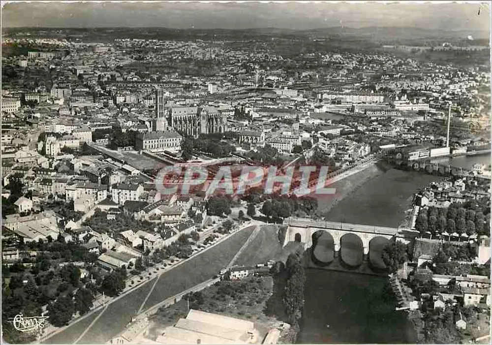 Luftbild von Villeurbanne — mit der Kathedrale und der Brücke über die Vienne — Foto Kay-Delvert - Vorderseite