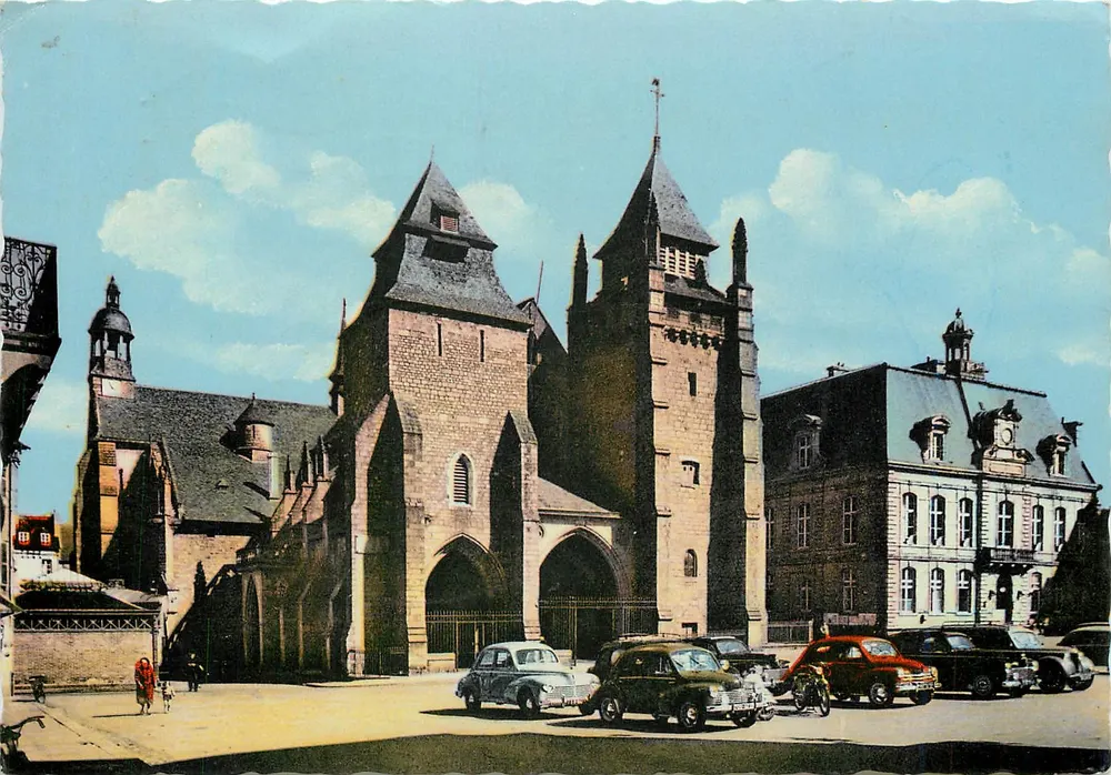 Saint-Brieuc — Kathedrale und Rathaus — ST-BRIEUC - Vorderseite