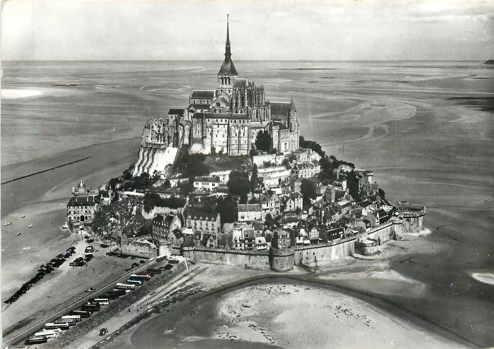 Mont Saint-Michel — Luftbild : Südost-Ensemble — Service Commercial Monuments Historiques - Vorderseite