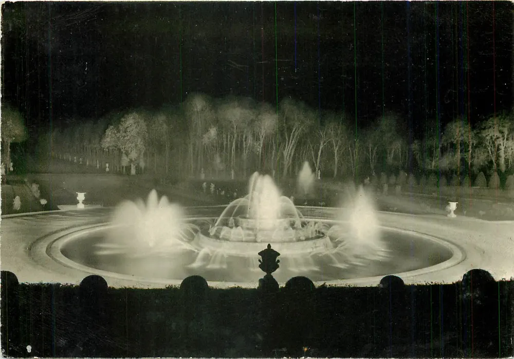 Castelo de Versalhes — Lago de Latona iluminado — Éditions Épic, Paris - Frente