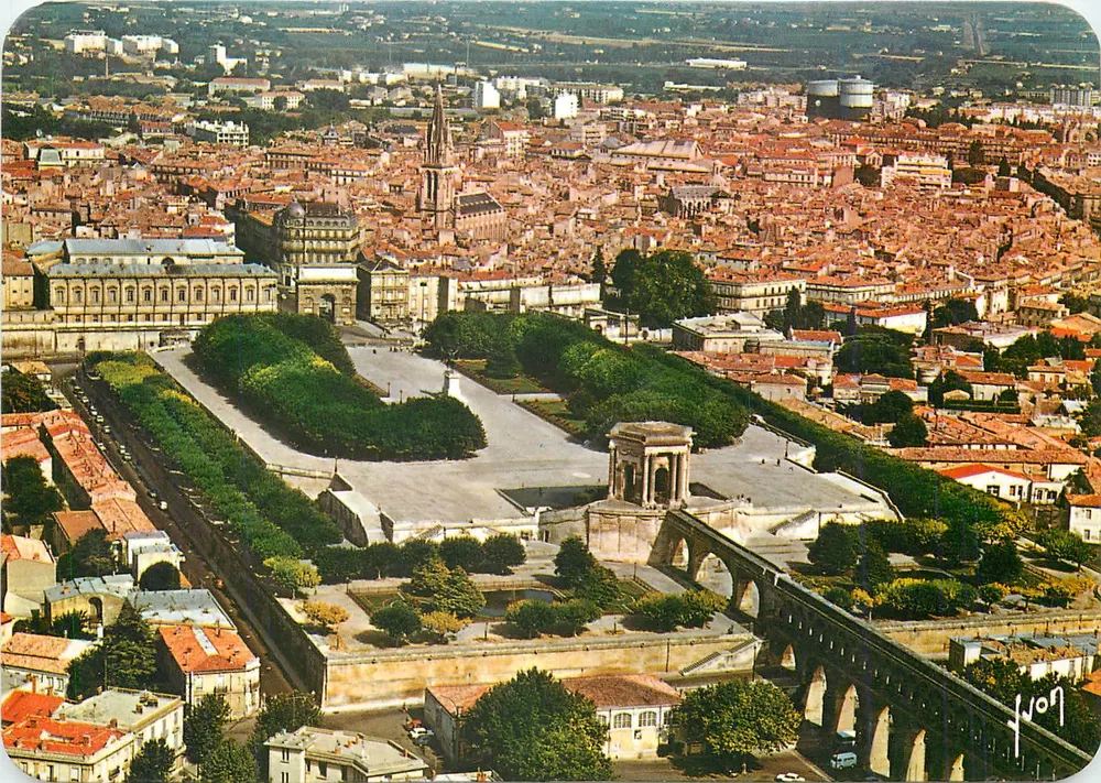 Montpellier — Luftbild der Gärten des Peyrou, des Triumphbogens und des Stadtzentrums — Editions J. Arcuelli - Vorderseite