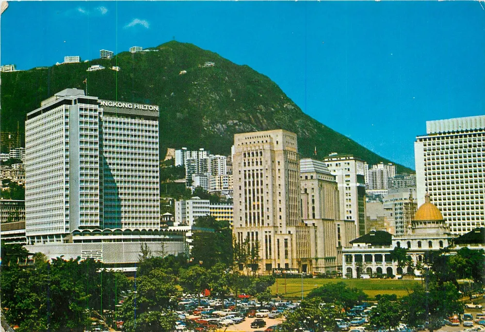Hong Kong Central Area — vue du Hong Kong Hilton et du paysage urbain — photographie couleur par Cheng Ho-Choy - Recto