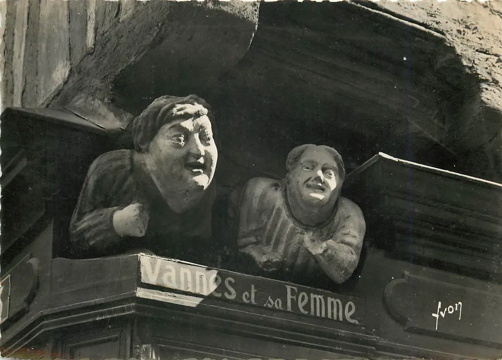 Vannes und seine Frau — Skulpturen auf der Fassade — Verleger Les Éditions d'Art Vannetais - Vorderseite