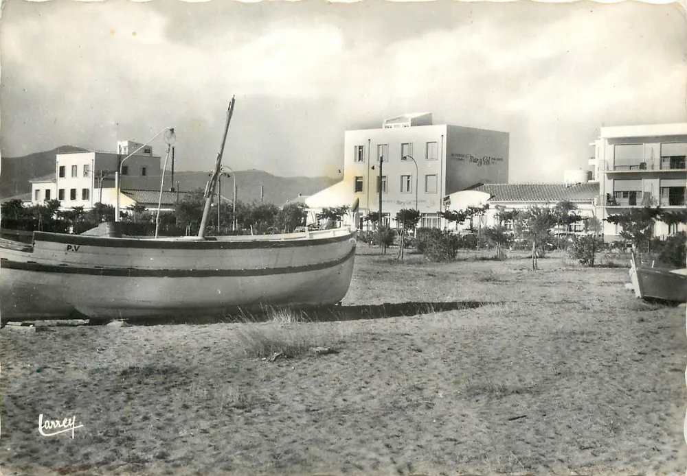 Saint-Cyprien (P-C) — Fischboot und Gebäude — Édit. J'ART LARREY - Vorderseite