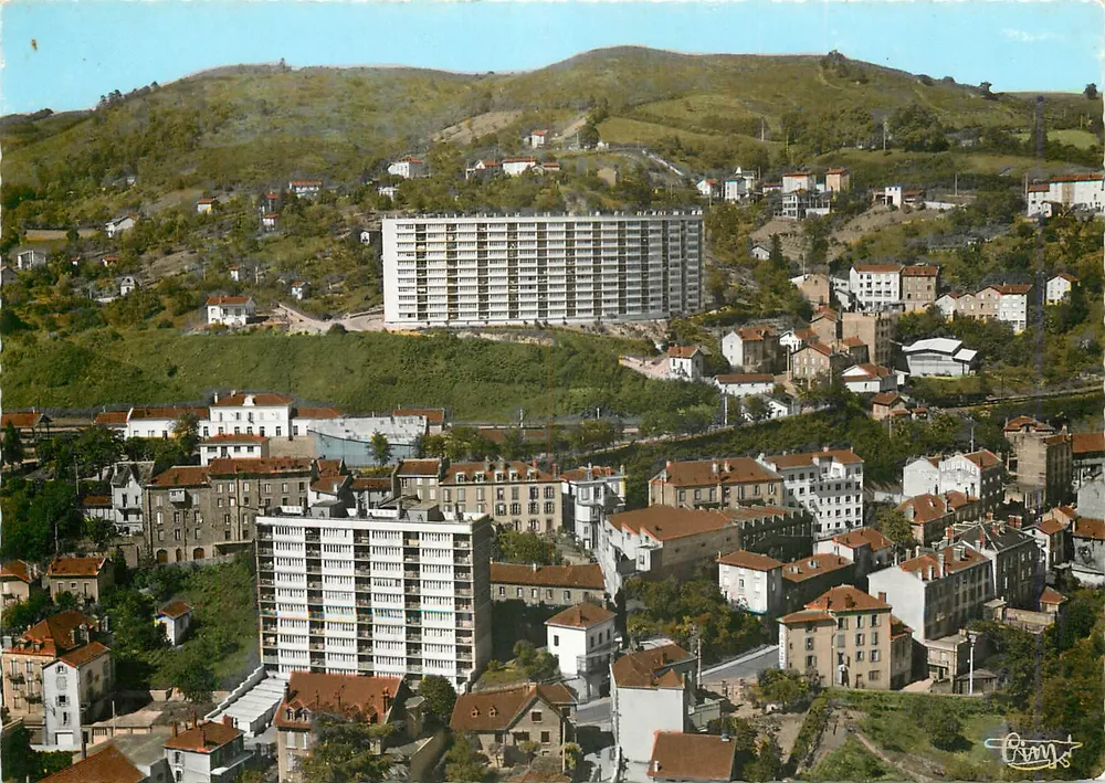 Thiers (63) - Las H.L.M. - Vista aérea — Coumbier Imp. Macon - Anverso