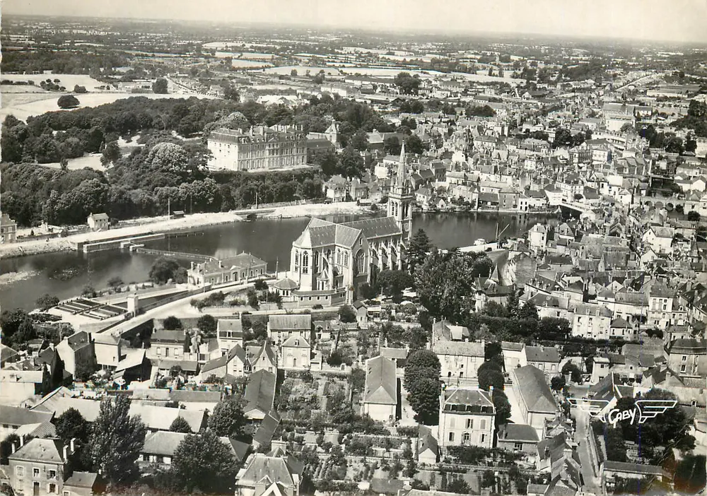 Sablé-sur-Sarthe — vue aérienne — Église, château et la Sarthe — Éditions Gaby - Recto