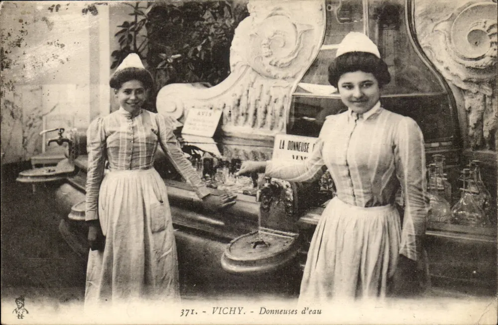 Vichy — Mulheres que servem água — 371 - Frente