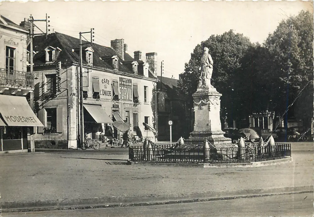 Mayet (Sarthe) — Place de l'Hôtel de Ville — Éditions du Moulin (S.A.O.) - Vorderseite