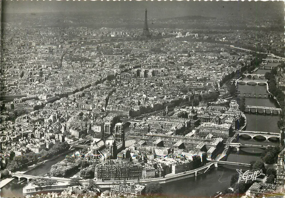 Paris - Vue aérienne : Notre-Dame de Paris, l'île de la Cité (côté Est), perspective des Ponts sur la Seine, la Sainte-Chapelle, la Tour Eiffel — photographie de Greff - Recto