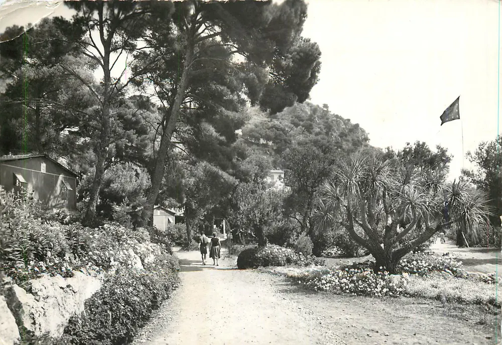 Cap d'ail — einige Bungalows, schöne Blumen — Les Éditions du Cité-Club Universitaire - Vorderseite