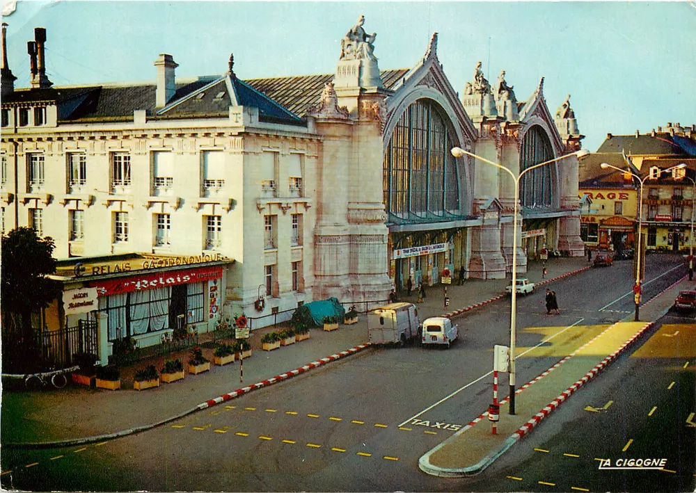 Gare de Tours — vue de la façade et de la rue — La Cigogne - Recto