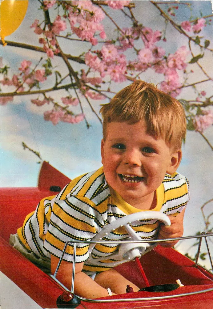 Criança em um carro vermelho — sob cerejeiras em flor — M.D. Paris, série 5271 - Frente