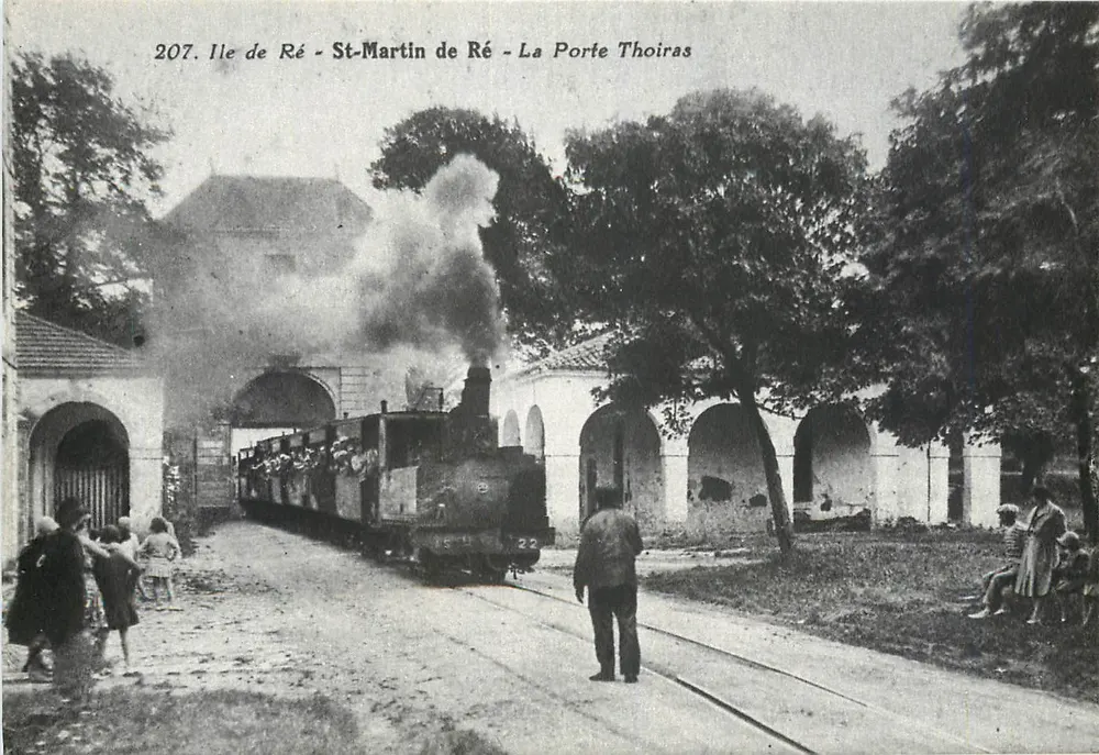St-Martin de Ré - La Porte Thoiras — entrée du train à vapeur — éditeur Artaud Frères, Nantes - Recto