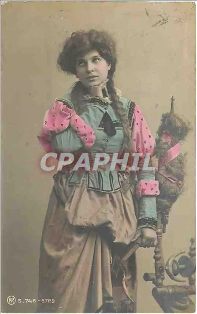Młoda kobieta w stroju folklorowym — seria S. 746-6759 - Awers