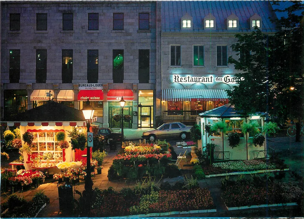 Montréal Viejo — escena nocturna con Restaurante des Gourdes y quiosco floral — CS-128 - Anverso
