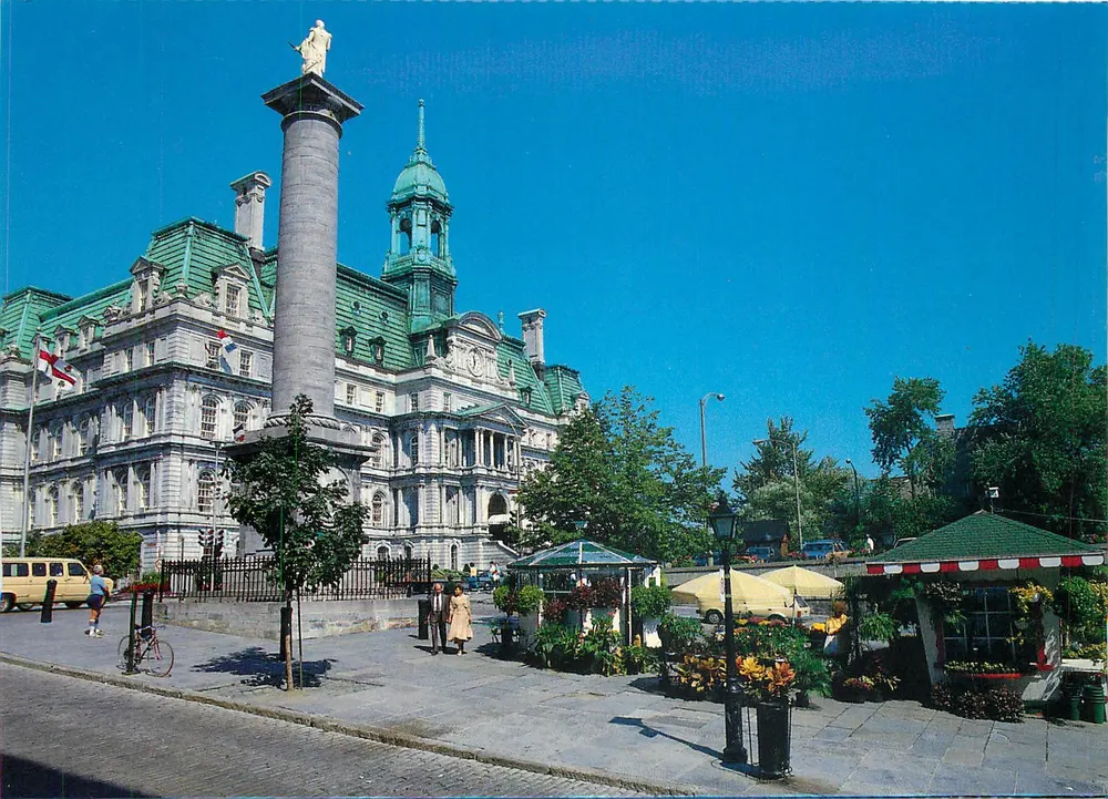Velho Montreal — Place d'Youville com o monumento da Liberdade — CS-127 - Frente