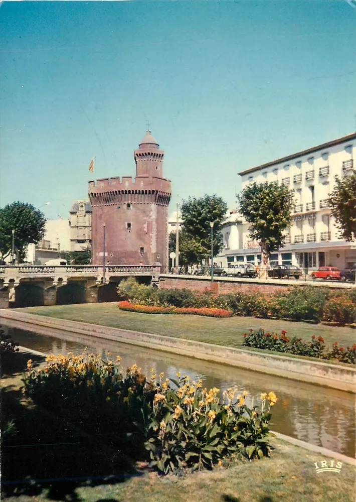 Der Castillet 14. Jahrhundert und die blumengesäumten Ufer der Unterstadt — IRIS - Vorderseite