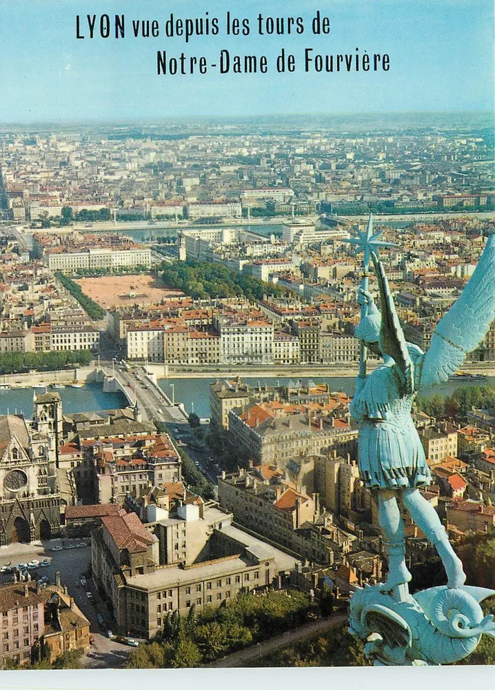LYON vista desde as torres de Nossa Senhora de Fourvière — vista aérea com estátua do arcanjo Gabriel — Edições J. CELAND - Frente