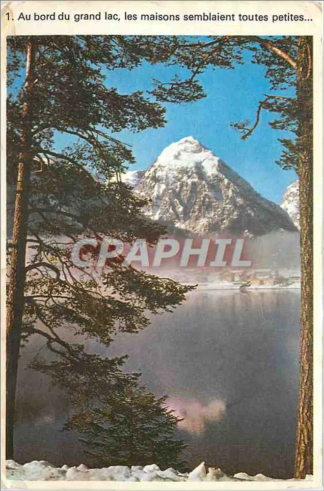 Am Rand des großen Sees, die Häuser schienen klein — alpine Landschaft mit schneebedecktem Berg. - Vorderseite