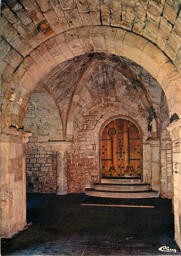 Abtei Saint-Honorat — Cloister from the 9th century. Entrance to the church — Cing - Vorderseite