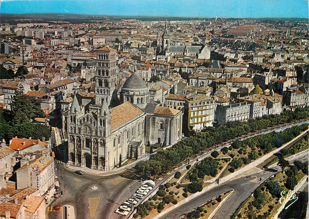 Angoulême — Vista geral sobre a Catedral de São Pedro (século XII) e os muros — Editor Élé - Frente