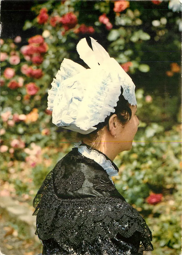 Frau mit weißem Hut und schwarzer Kleidung — Rosenbeet — Les Coiffes d'Anjou - Vorderseite