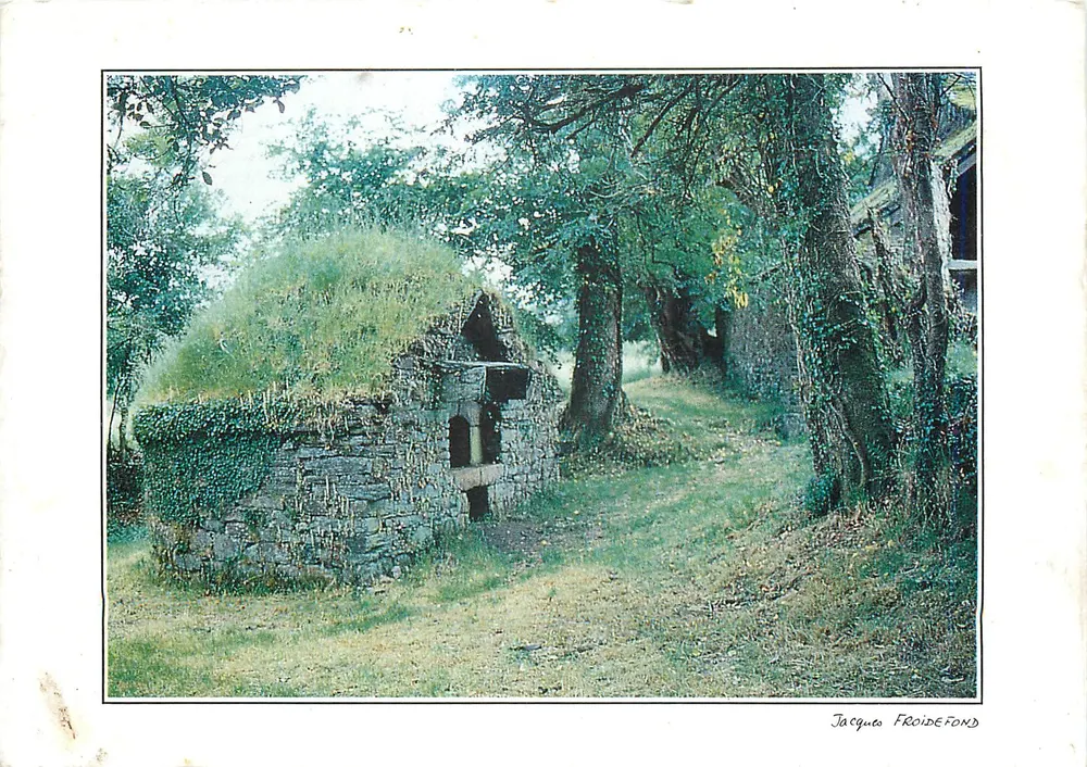 Ruínas de um antigo edifício de pedra com telhado de colmo — Jacques Froidefond — Éditions de la Tour, n° 8617 - Frente