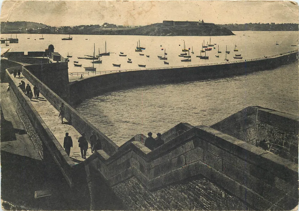 Vista do porto de Saint-Malo — editor M. Hurget, n°2 - Frente