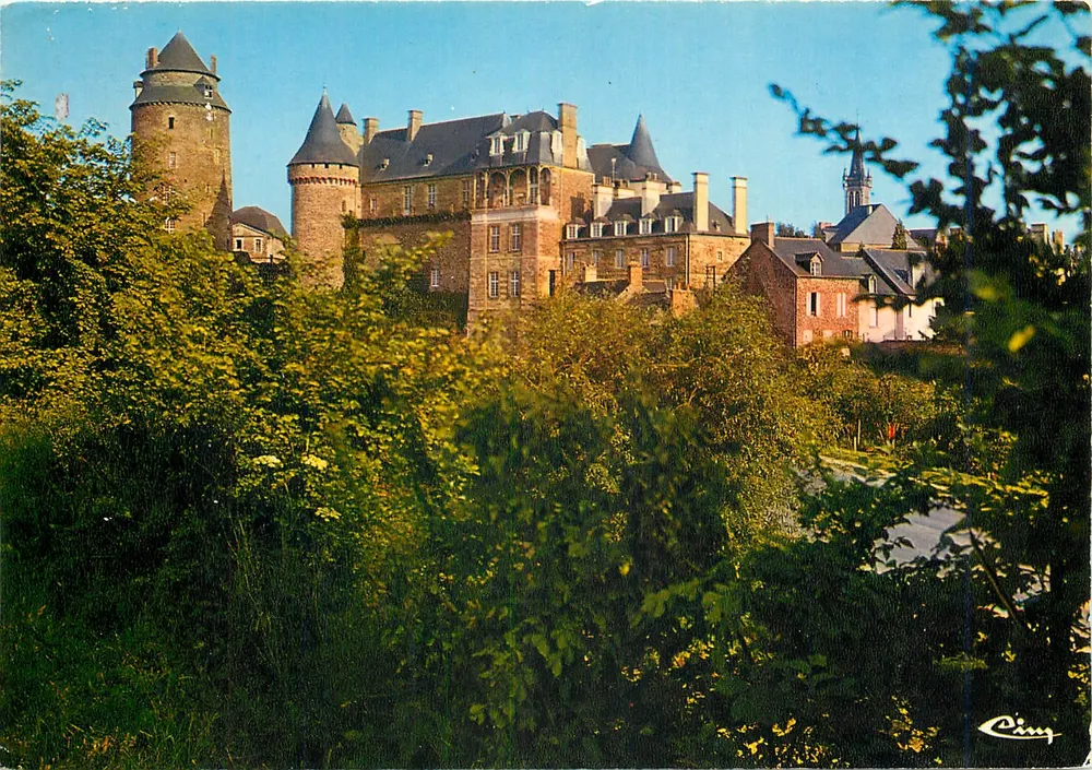 Castelo de Châteaugiron — vista panorâmica — Cing - Frente