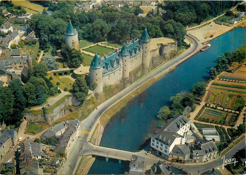 O castelo de Josselin — A Bretanha — Edições Jean - Frente