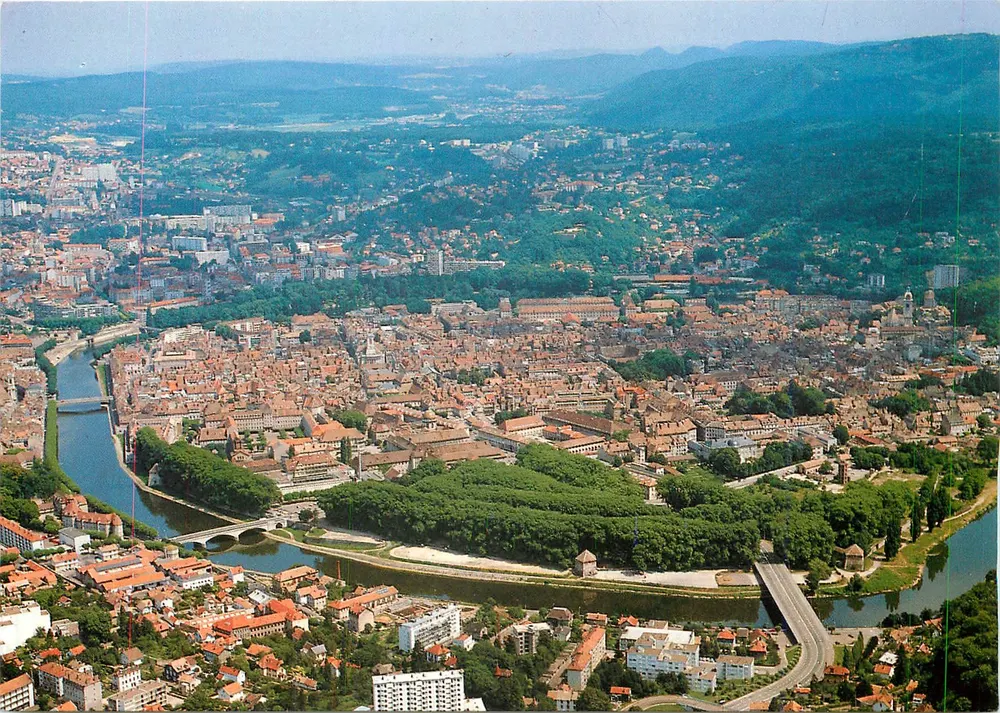 Vista aérea de Besançon — A Franche-Comté pitoresca — Éditions de la Boucle du Doubs, n° 25 056 182 bis - Frente
