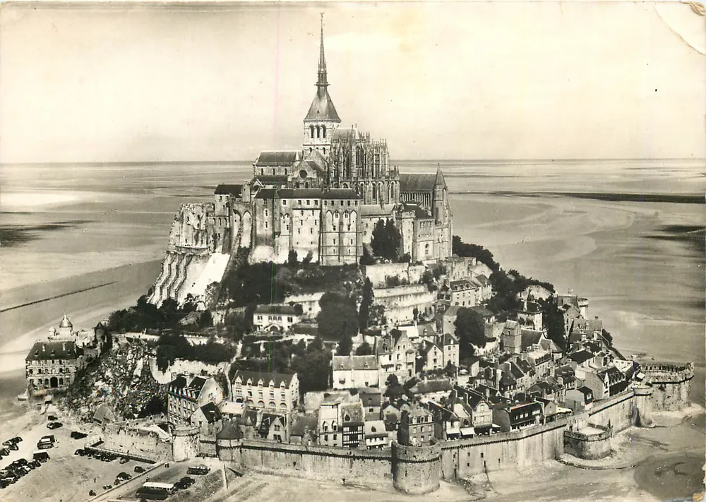 Mont Saint-Michel — Luftbild von der Südostseite — Service Commercial Monuments Historiques - Vorderseite