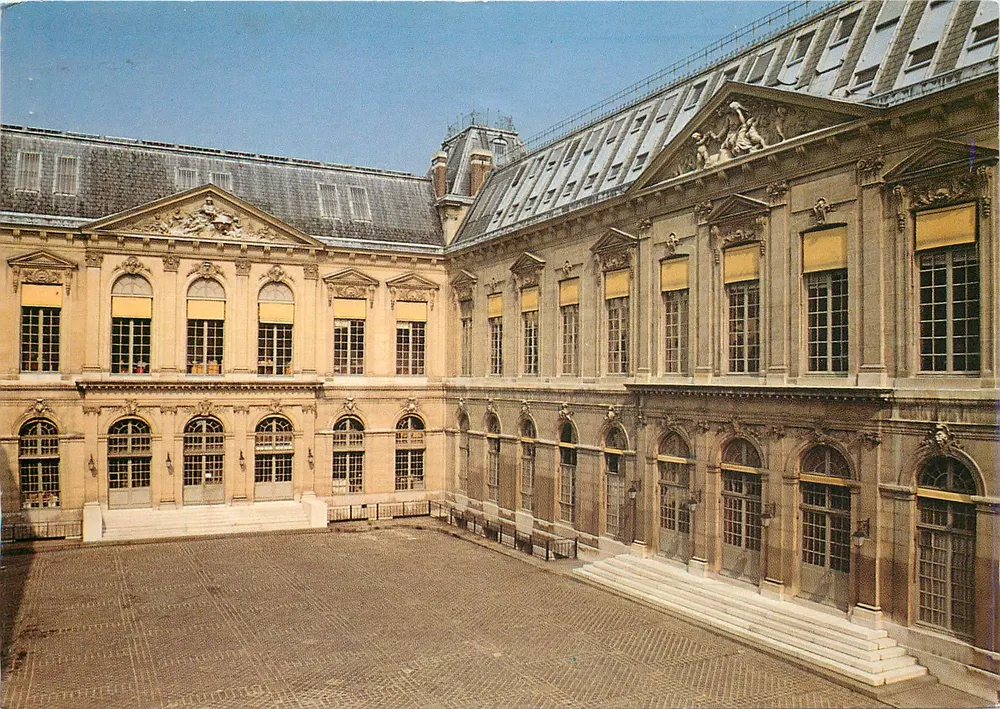 Biblioteca Nacional. Cour d'honneur — Fot. Guy Vivien, 1984 — Imp. Marchand, Paris - Frente