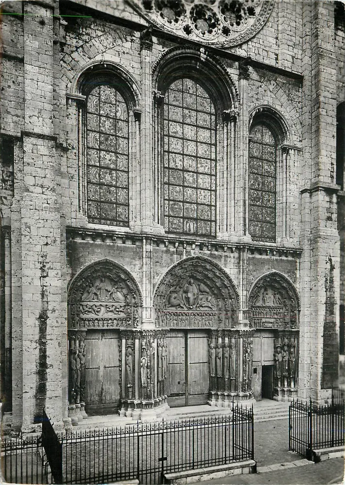 Chartres (E-et-L.) — Die Kathedrale Notre-Dame (12. bis 16. Jahrhundert) und das Königstor (ca. 1150) — Service Commercial Monument Historiques, Oréna Palais, Avenue Alexandre III, Paris - Vorderseite