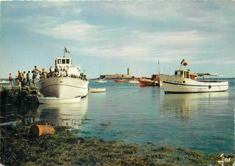 Iles Glénans — Insel St-Nicolas — Ankunft der Motorboote vor dem Fort des Cigognes - Vorderseite