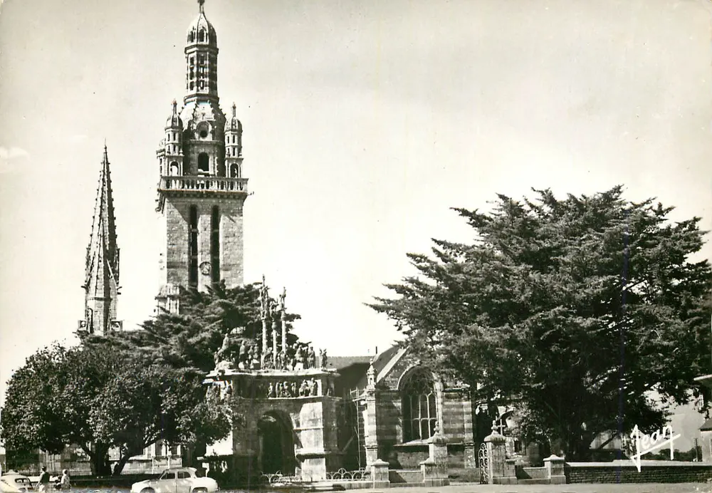 Pleyben (Finistère) — L'Église et le Calvaire — Les Éditions La Bretagne - Recto