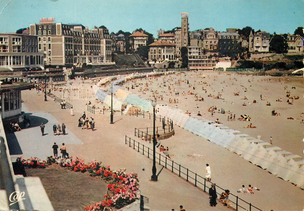 Zandstrand van Deauville — panoramische weergave — uitgever Cap - Voorkant