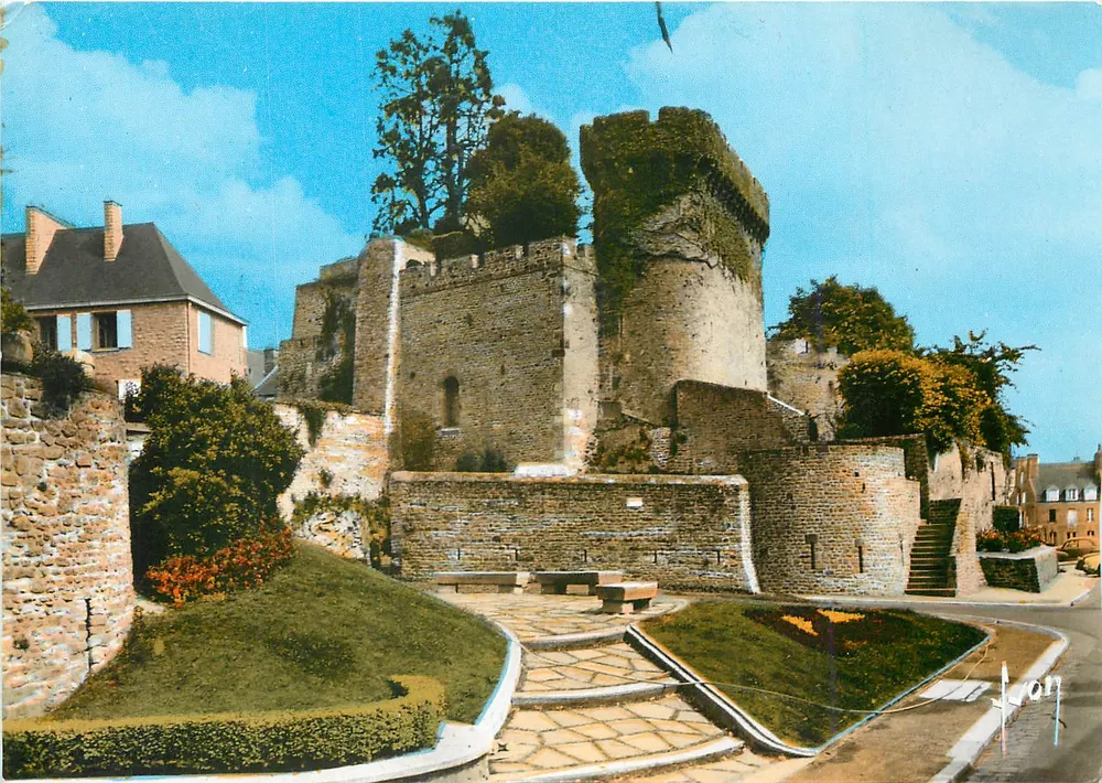 Avranches (Manche) — Le Vieux Donjon et les Remparts — Éditions d'Art Yvon, 30 Av. Jean Jaurès, Arcueil (Seine) - Recto